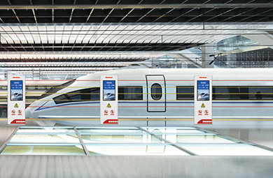Automatisches Geländersystem zur Sicherung von Bahnsteigübergängen bei Eisenbahnen und MRT, um die G